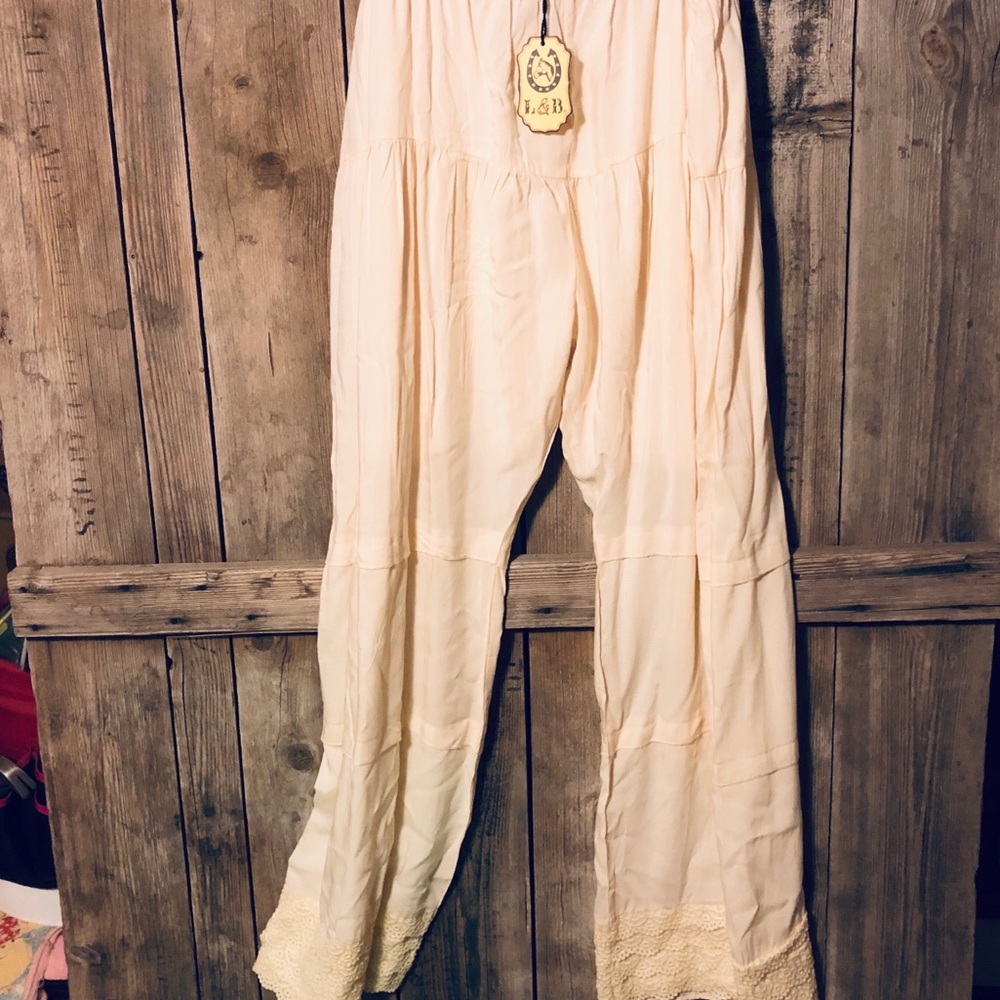 L&B Ruffled pants - Picture 2 of 6